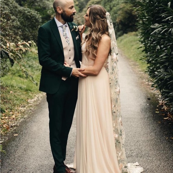 Embroidered Veil - Pink Rose on White Tulle - 118inches - Picture 3 of 12